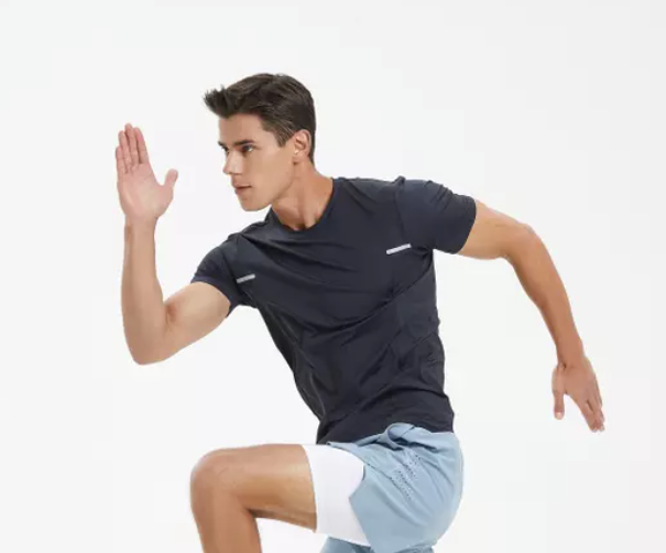 Приемлемо ли носить спортивный костюм в спортзале?