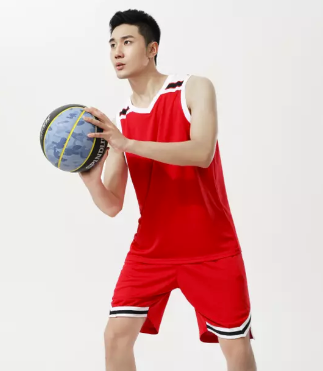 Пользовательская баскетбольная майка с яркими цветами команды, логотипом и номером игрока, отображаемой на чистом фоне.