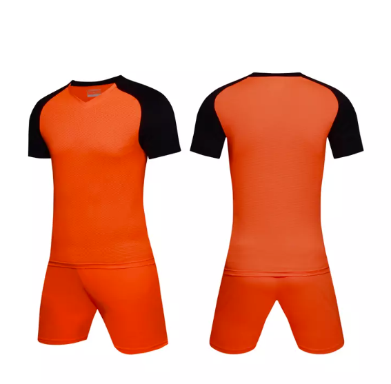 Футбольный футболист, разработанный на заказ с яркими цветами команды, логотипом и номером игрока, отображается на чистом фоне.