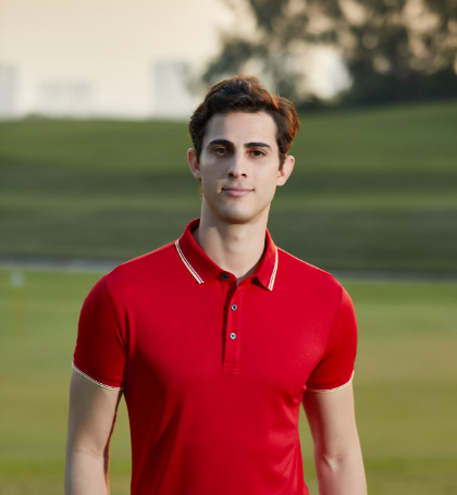 Изображение, показывающее разнообразные футболки Polo, аккуратно отображается с различными цветами, узорами и стилями для мужчин и женщин.